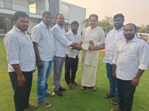 Actor Suman Talwar receiving invitation from Telangana Gowda Vidyarthi Sangham leaders for Mahabubabad event