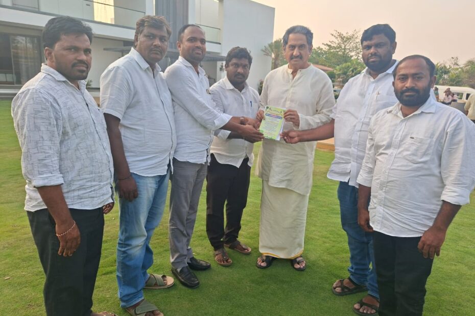 Actor Suman Talwar receiving invitation from Telangana Gowda Vidyarthi Sangham leaders for Mahabubabad event
