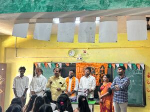 ప్రభుత్వ పాఠశాల విద్యార్థులకు ఏబీవీపీ అండ : షాపూర్ నగర్లో ఉచిత పరీక్ష సామగ్రి పంపిణీ షాపూర్ నగర్ ప్రభుత్వ పాఠశాలలో విద్యార్థులకు ఎగ్జామ్ ప్యాడ్లు మరియు ఫ్యాన్లు పంపిణీ చేస్తున్న ఏబీవీపీ నాయకులు