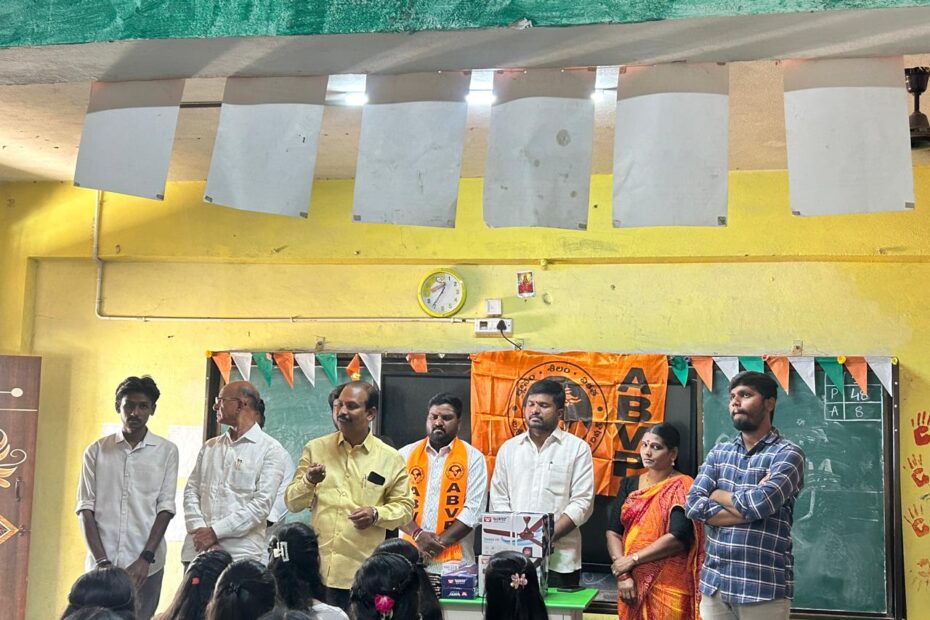 షాపూర్ నగర్ ప్రభుత్వ పాఠశాలలో విద్యార్థులకు ఎగ్జామ్ ప్యాడ్లు మరియు ఫ్యాన్లు పంపిణీ చేస్తున్న ఏబీవీపీ నాయకులు