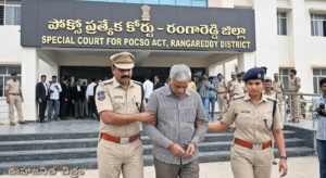 రాజేంద్రనగర్ బాలికపై అత్యాచారం కేసులో కోర్టు తీర్పు : కీచక టీచర్కు పదేళ్ల కఠిన కారాగార శిక్ష రంగారెడ్డి జిల్లా పోక్సో ప్రత్యేక కోర్టు వద్ద నిందితుడిని తీసుకెళ్తున్న పోలీసులు (ఊహాజనిత చిత్రం)