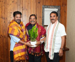 తెలంగాణ బార్ కౌన్సిల్ ఎన్నికల్లో ఘన విజయం : సీఎం రేవంత్ రెడ్డిని కలిసిన పొన్నం అశోక్ గౌడ్ సీఎం రేవంత్ రెడ్డి, మంత్రి జూపల్లి కృష్ణారావులతో పొన్నం అశోక్ గౌడ్, Ponnam Ashok Goud with CM Revanth Reddy