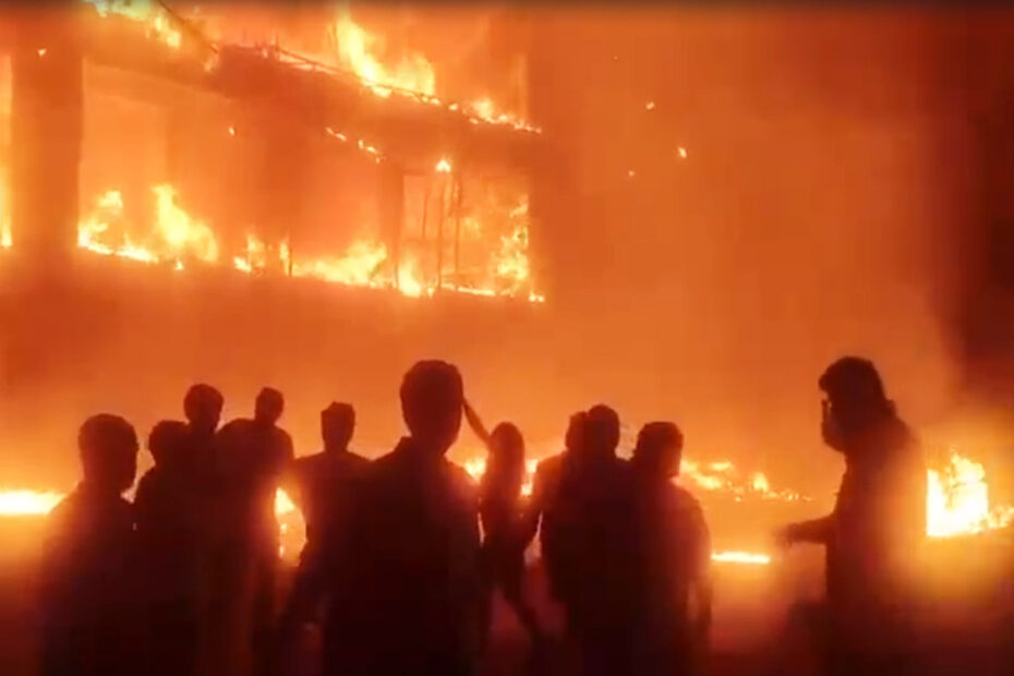 చందానగర్ అను ఫర్నిచర్ షోరూమ్‌లో భారీగా ఎగసిపడుతున్న మంటలు