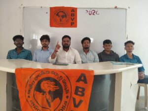 సర్కార్పై ఏబీవీపీ సమరశంఖం: విద్యారంగానికి 15% బడ్జెట్ ఇవ్వాల్సిందే.. లేదంటే అసెంబ్లీ ముట్టడి తప్పదు! కూకట్పల్లిలో విలేకరుల సమావేశంలో మాట్లాడుతున్న ఏబీవీపీ విభాగ్ కన్వీనర్ నాగేష్ మరియు బృందం