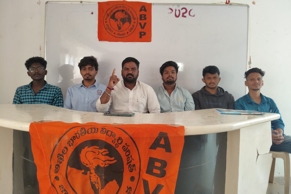 కూకట్పల్లిలో విలేకరుల సమావేశంలో మాట్లాడుతున్న ఏబీవీపీ విభాగ్ కన్వీనర్ నాగేష్ మరియు బృందం