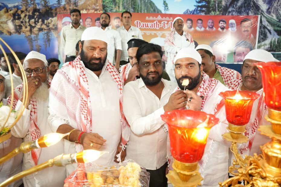 కుత్బుల్లాపూర్‌లో కూన శ్రీశైలం గౌడ్ పాల్గొన్న ఇఫ్తార్ విందు దృశ్యం