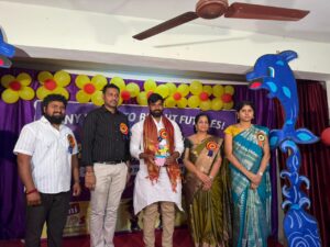 విద్యార్థులు ఉన్నత లక్ష్యాలను సాధించాలి : త్రివేణి స్కూల్ గ్రాడ్యుయేషన్ డేలో ఐలాపూర్ మాణిక్ యాదవ్ త్రివేణి స్కూల్ గ్రాడ్యుయేషన్ డే వేడుకల్లో ఐలాపూర్ మాణిక్ యాదవ్ మరియు పాఠశాల యాజమాన్యం