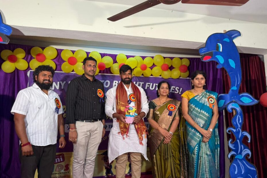 త్రివేణి స్కూల్ గ్రాడ్యుయేషన్ డే వేడుకల్లో ఐలాపూర్ మాణిక్ యాదవ్ మరియు పాఠశాల యాజమాన్యం