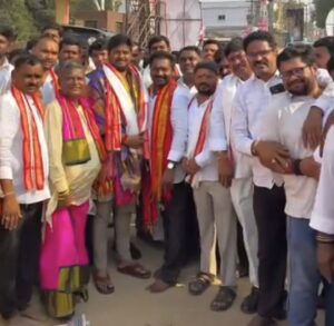 బొంతపల్లిలో ఎమ్మెల్యే మాగంటి నవీన్ యాదవ్‌ను సన్మానిస్తున్న కాట శ్రీనివాస్ గౌడ్