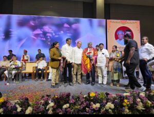 ఉత్తర అమెరికా ఏపీ ప్రభుత్వ ప్రత్యేక ప్రతినిధిగా కోమటి జయరాం బాధ్యతల స్వీకరణ : విజయవాడలో ఘన సన్మానం విజయవాడలో కోమటి జయరాంను సన్మానిస్తున్న సత్యప్రసాద్ మరియు ఉపేందర్