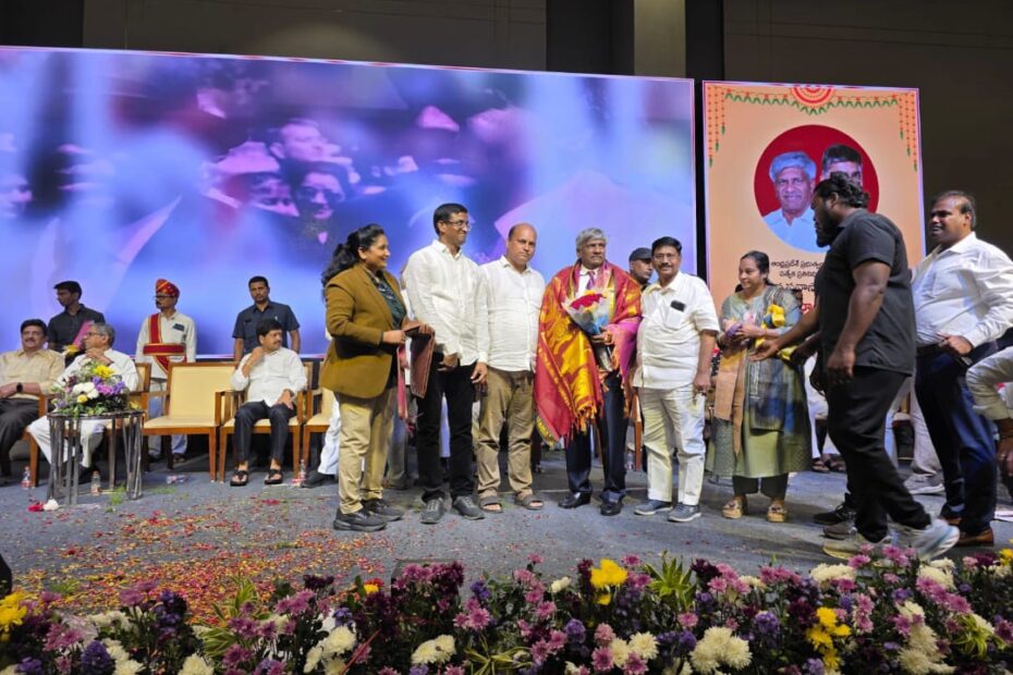 విజయవాడలో కోమటి జయరాంను సన్మానిస్తున్న సత్యప్రసాద్ మరియు ఉపేందర్