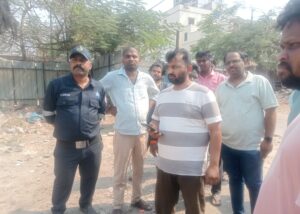 ప్రగతినగర్‌లో అధికారులతో మాట్లాడుతున్న రచ్చ చక్రధర్ మరియు కాలనీ వాసులు