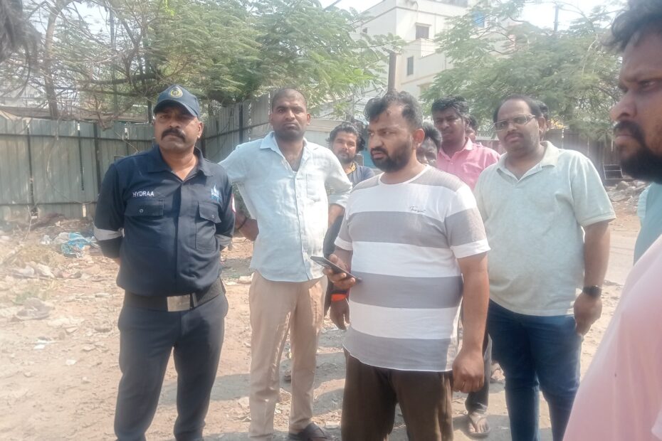 ప్రగతినగర్‌లో అధికారులతో మాట్లాడుతున్న రచ్చ చక్రధర్ మరియు కాలనీ వాసులు