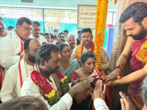 బొంతపల్లి వీరభద్ర స్వామి కళ్యాణోత్సవంలో పూజలు నిర్వహిస్తున్న కాట శ్రీనివాస్ గౌడ్ దంపతులు