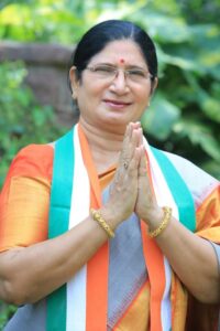 తెలంగాణ మహిళా కాంగ్రెస్ అధ్యక్షురాలు ఎర్రబెల్లి స్వర్ణ గారు నమస్కార ముద్రలో