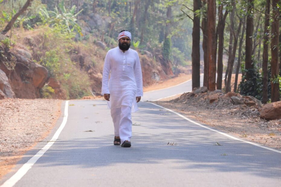 పవన్ కళ్యాణ్ గారు పాడేరు గిరిజన గ్రామం ఓనూరులో అరణ్య మార్గంలో నడుస్తున్న దృశ్యం – జనసేన 13వ ఆవిర్భావ దినోత్సవం