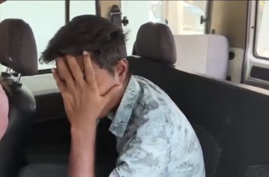 హైదరాబాద్ బస్సులో యువకుడు ముఖాన్ని మూసుకుని ఏడుస్తున్న దృశ్యం – HIV ఇంజెక్షన్ ఘటన వైరల్ వీడియో