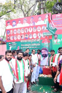 కూకట్పల్లిలో తెలంగాణ రాజ్యాధికార పార్టీ జెండాను ఆవిష్కరిస్తున్న తీన్మార్ మల్లన్న మరియు ఇతర నాయకులు