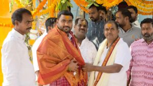దూలపల్లి జాతరలో పూజలు నిర్వహిస్తున్న శంభీపూర్ క్రిష్ణ.