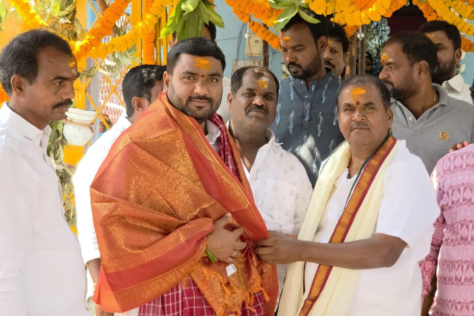 దూలపల్లి జాతరలో పూజలు నిర్వహిస్తున్న శంభీపూర్ క్రిష్ణ.