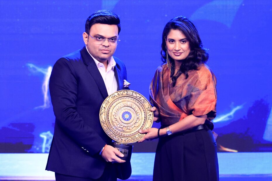 మిథాలీ రాజ్ BCCI లైఫ్‌టైమ్ అచీవ్‌మెంట్ అవార్డు అందుకుంటున్న దృశ్యం – నామన్ అవార్డ్స్ వేదికపై ప్లాక్‌తో పోజివ్ చేస్తున్నారు ముంబై