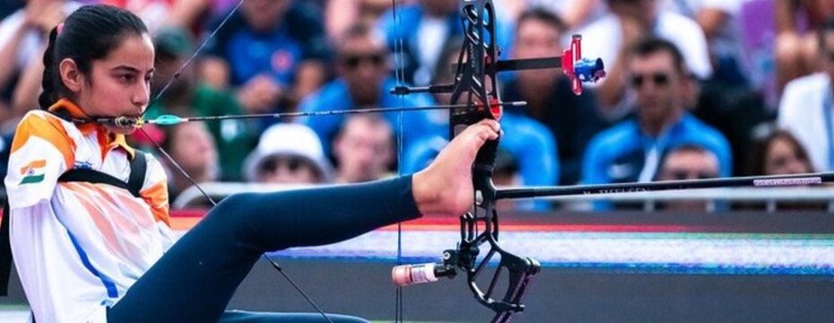 షీటల్ దేవి పారా ఆర్చరీ – కాళ్లతో బౌ హోల్డ్ చేసి బాణం వేస్తున్న భారత ఆర్చర్ ఫోటో, వరల్డ్ చాంపియన్ షీటల్ దేవి ఇన్ యాక్షన్