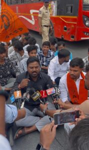 విద్యారంగ సమస్యలపై ఏబీవీపీ కదనరంగం: కూకట్పల్లిలో అర్ధనగ్న ప్రదర్శన, రాస్తారోకో ఏబీవీపీ కూకట్పల్లి రాస్తారోకో – అర్ధనగ్న ప్రదర్శనతో విద్యారంగ సమస్యలపై నిరసన తెలిపిన కార్యకర్తలు, హైదరాబాద్