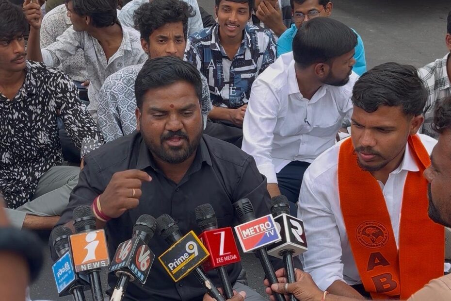 ఏబీవీపీ కూకట్‌పల్లి రాస్తారోకో – అర్ధనగ్న ప్రదర్శనతో విద్యారంగ సమస్యలపై నిరసన తెలిపిన కార్యకర్తలు, హైదరాబాద్