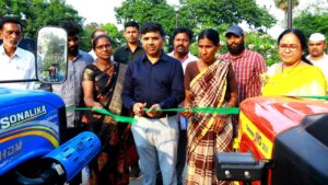 Nalgonda : రైతన్నకు సాగు భరోసా: సబ్సిడీపై మినీ ట్రాక్టర్ల పంపిణీ.. కలెక్టర్ చంద్రశేఖర్ కీలక పిలుపు నల్గొండలో ఉద్యాన మిషన్ సబ్సిడీతో మినీ ట్రాక్టర్ల పంపిణీ – కలెక్టర్ బి. చంద్రశేఖర్ రిబ్బన్ కట్