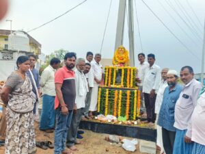 చెంజర్లలో సుదగోని రాజేష్ గౌడ్ విగ్రహానికి నివాళులర్పిస్తున్న గౌడ సంఘం నాయకులు