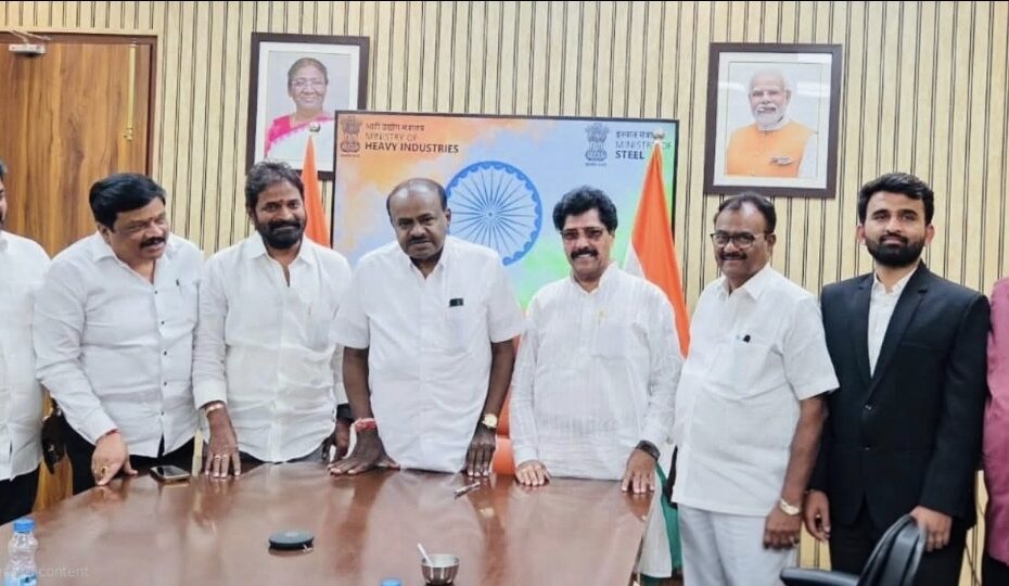 కేంద్ర మంత్రి హెచ్‌డీ కుమారస్వామిని కలుస్తున్న మాజీ మంత్రి వి శ్రీనివాస్ గౌడ్ మరియు ఇతర ప్రతినిధులు