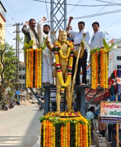 మన్యం వీరుడు అల్లూరి విగ్రహానికి పూలమాలలు వేసి నివాళులు: కేపిహెచ్బిలో ఘనంగా చలివేంద్రం ప్రారంభం కెపిహెచ్బిలో అల్లూరి సీతారామరాజు విగ్రహానికి నివాళులర్పిస్తున్న గొట్టిముక్కల జస్వంత్ రావు, నార్నె శ్రీనివాస్ రావు