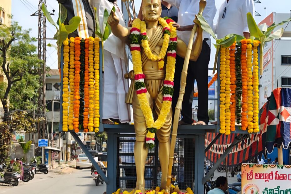 కెపిహెచ్‌బిలో అల్లూరి సీతారామరాజు విగ్రహానికి నివాళులర్పిస్తున్న గొట్టిముక్కల జస్వంత్ రావు, నార్నె శ్రీనివాస్ రావు