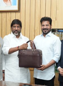 Telangana : తెలంగాణ బడ్జెట్ 2026-27: సంక్షేమానికి పెద్దపీట.. సామాన్యుడిపై పన్నుల భారం! మల్లు భట్టి విక్రమార్క మరియు రేవంత్ రెడ్డి తెలంగాణ బడ్జెట్ 2026-27 బ్రీఫ్కేస్తో.