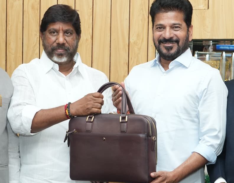 మల్లు భట్టి విక్రమార్క మరియు రేవంత్ రెడ్డి తెలంగాణ బడ్జెట్ 2026-27 బ్రీఫ్‌కేస్‌తో.