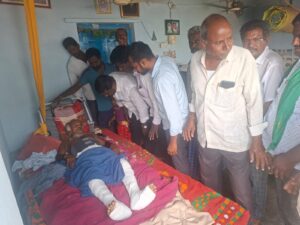 గాయపడిన గీతా కార్మికుడు భూపతి వెంకటయ్య గౌడ్‌ను పరామర్శిస్తున్న నేతలు.