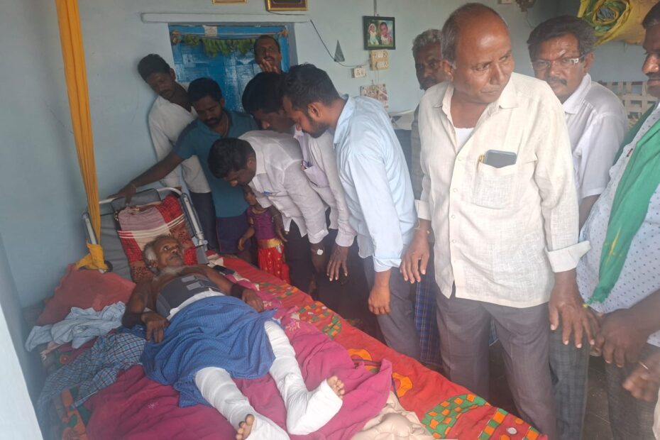 గాయపడిన గీతా కార్మికుడు భూపతి వెంకటయ్య గౌడ్‌ను పరామర్శిస్తున్న నేతలు.