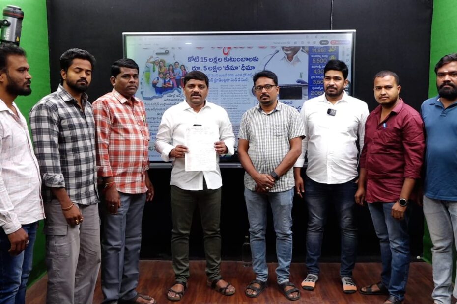 MLC తీన్మార్ మల్లన్నకు వినతిపత్రం అందజేస్తున్న నాయి బ్రాహ్మణ సంఘం నాయకులు.