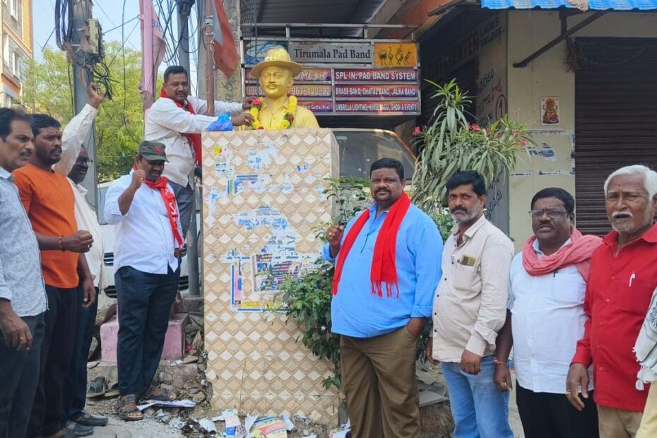 CPI Medchal district secretary Uma Mahesh and other leaders paying tributes to Bhagat Singh statue in Jagadgirigutta on his 95th death anniversary