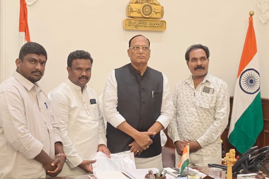 Telangana Gouda Sankshema Sangham leaders giving memorandum to Council Chairman Gutha Sukender Reddy