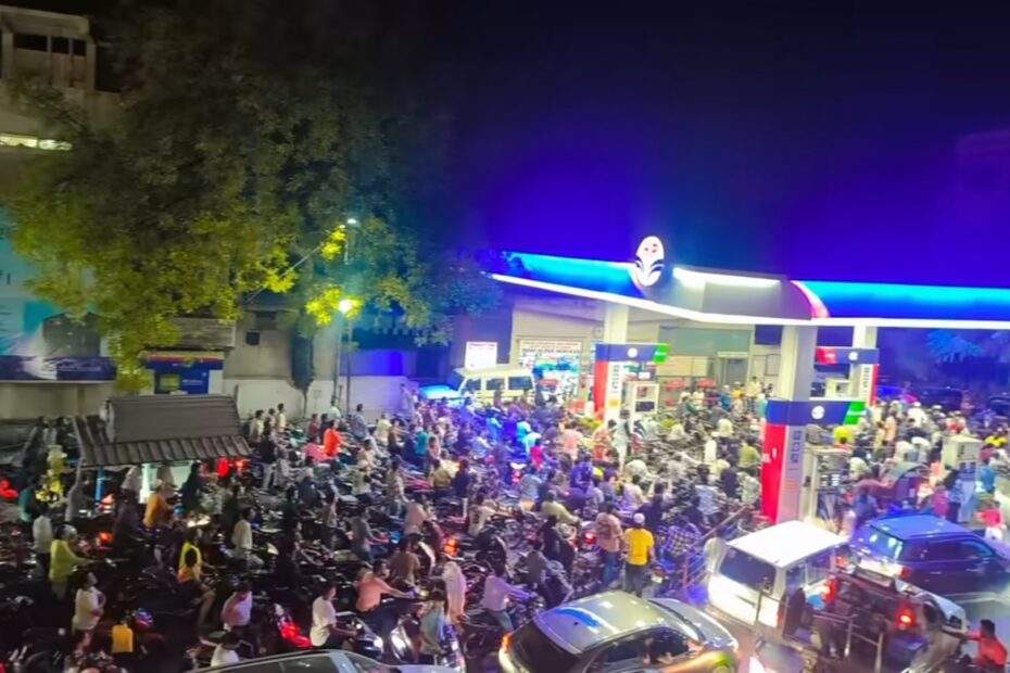 Heavy crowd and long queues at Hyderabad petrol pumps due to war rumors