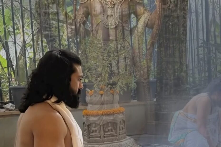 రామ్ చరణ్ (Ram Charan) అయ్యప్ప దీక్ష విరమణ హోమం చేస్తుండగా వెనుక నిలబడి చూస్తున్న చిరంజీవి (Chiranjeevi), సురేఖ