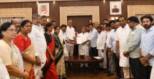 Telangana Politics : రేవంత్ రెడ్డికి కేటీఆర్ బహిరంగ సవాల్.. ఆ మంత్రిపై గవర్నర్కు ఫిర్యాదు.. రాజ్ భవన్లో అసలేం జరిగింది.. KTR and BRS leaders outside Raj Bhavan