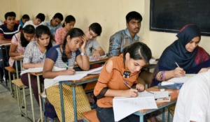 పరీక్ష రాస్తున్న పదో తరగతి విద్యార్థులు