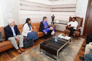 తెలంగాణ అభివృద్ధికి డెలావేర్ సహకారం: ముఖ్యమంత్రితో గవర్నర్ మ్యాట్ మేయర్ భేటీ CM presenting Telangana 2047 Vision Document to Delaware Governor Matt Meyer