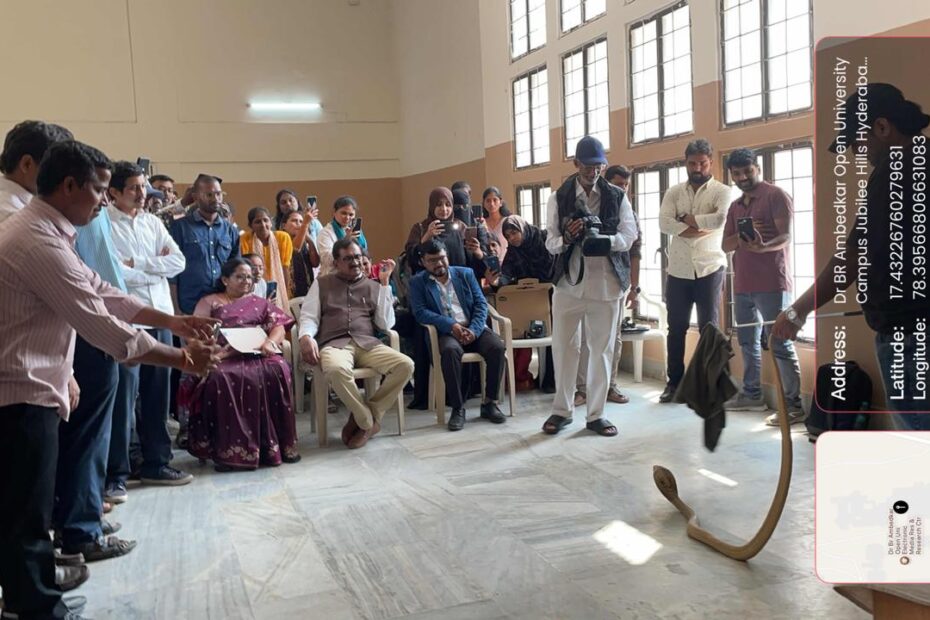 అంబేద్కర్ ఓపెన్ యూనివర్శిటీలో పామును ప్రదర్శిస్తూ అవగాహన కల్పిస్తున్న దృశ్యం