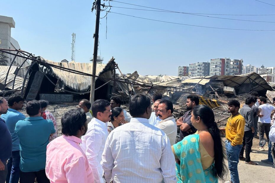 ప్రగతినగర్ అగ్నిప్రమాద స్థలాన్ని పరిశీలిస్తున్న నిజాంపేట్ బీఆర్ఎస్ నేతలు