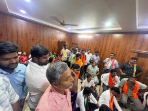 నిజాంపేటలో దోమల దండు: మున్సిపల్ కార్యాలయాన్ని ముట్టడించిన బీజేపీ నాయకులు నిజాంపేట్ మున్సిపల్ కార్యాలయం లోపల బీజేపీ నాయకుల ధర్నా మరియు నిరసన