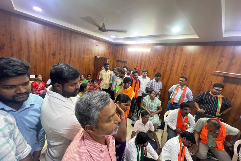 నిజాంపేట్ మున్సిపల్ కార్యాలయం లోపల బీజేపీ నాయకుల ధర్నా మరియు నిరసన