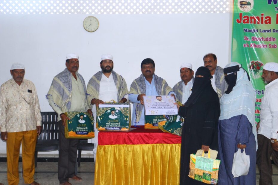 కొంపల్లి మసీదు వద్ద ముస్లిం మహిళలకు రంజాన్ కానుకలు అందజేస్తున్న కొలన్ హన్మంత్ రెడ్డి
